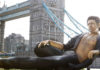 Šok! Bizarna golema statua glumca osvanula usred Londona jeff goldblum vesti srbija