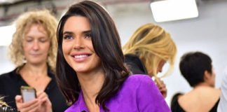 Kendall Jenner savršeno pristaje ljubičasta haljina od brušene kože. Devojka ima stila definitivno! Kendall Jener moda stil graderoba