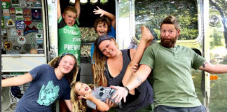 Kupili su prikolicu i sa svoje četvoro dece putuju širom Amerike već tri godine Jonathan Longnecker putovanje prikolicom po americi