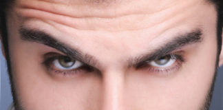 Boja njegovih očiju otkriva njegovu ličnost Boja očiju muškarac