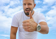 Muškarci su najpoželjniji u ovom odevnom komadu Bela majica sexy muškarac