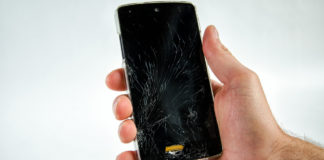 Ovako ekran vašeg telefona možete spasiti od ogrebotina i oštećenja mobilni telefon sa polomljenim ekranom