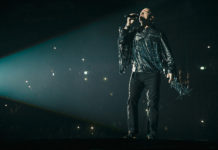 Eros Ramazzotti u Diesel jakni na svetskoj turneji „VITA CE N’È“ eros ramazzoti diesel kolekcija turneja