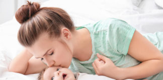 Naučno dokazano – Poljubac majke je ipak nezamenjiv majka i beba poljubac zdravlje ljubav