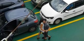 UPRKOS KORONI: Par na zanimljiv način započeo godišnji odmor (VIDEO) Godišnji odmor korona