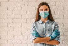 Stručni saveti: Kako negovati kožu nakon nošenja maski i rukavica? Žena sa maskom i rukavicama