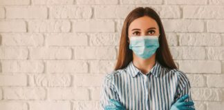 Stručni saveti: Kako negovati kožu nakon nošenja maski i rukavica? Žena sa maskom i rukavicama